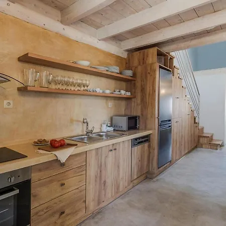 House, Castellos *